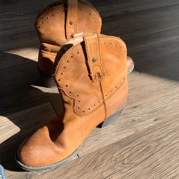 Short leather boots. - Picture 1 of 4